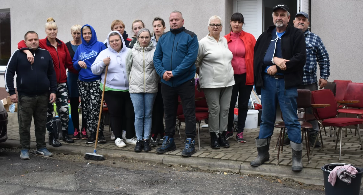 Sprawy społeczne, można było dotrzeć tylko pontonem - zdjęcie, fotografia