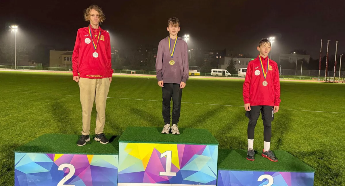 Na medalowym podium od lewej: Karol Krawiecki (Juvenia Głuchołazy), Wojciech Spyrka (MUKS Gim 2 Nysa) i Marcel Szada (Juvenia Głuchołazy)