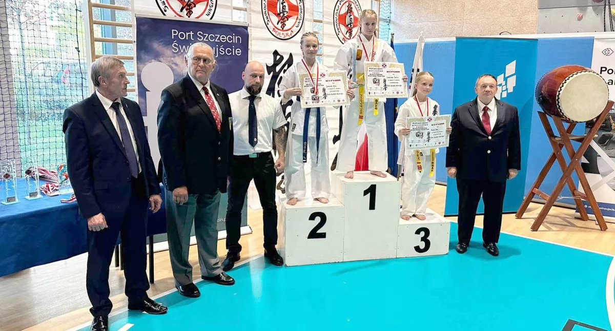 Nina Jaseniuk na drugim stopniu medalowego podium