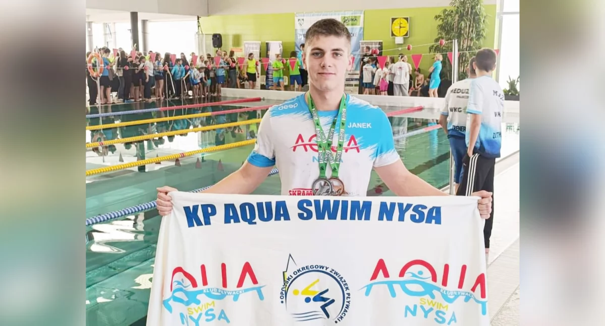Jan Warchoł z flagą swojego klubu