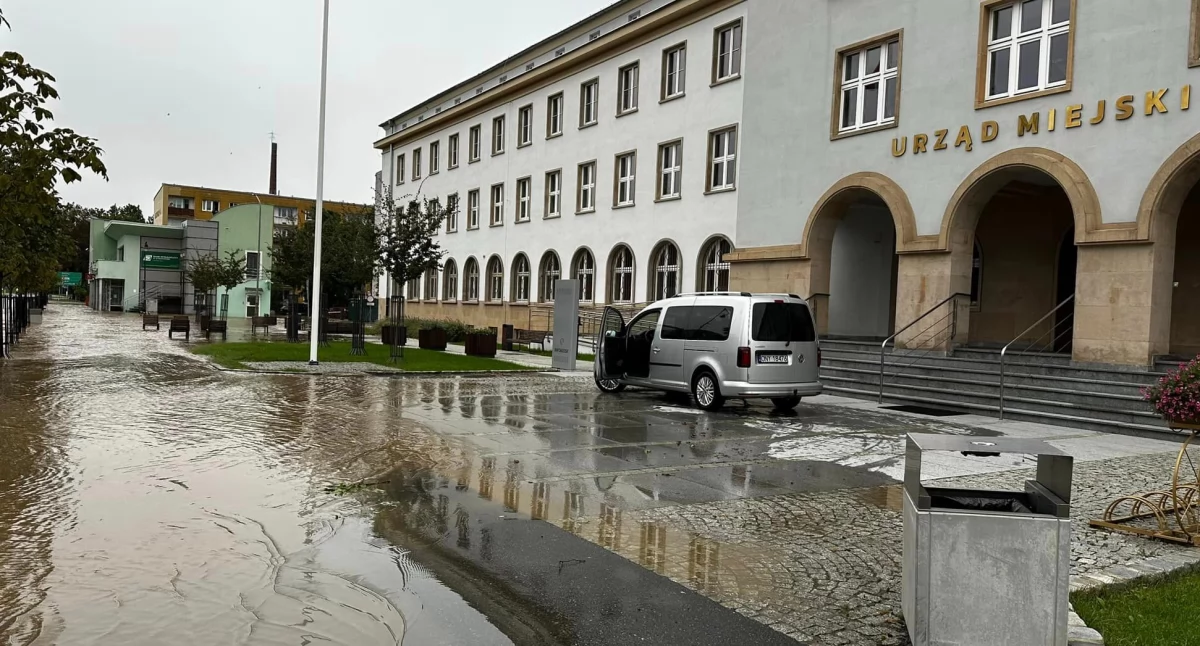 Kontrowersje, Nysie zalało nawet magazyn sprzętem przeciwpowodziowym - zdjęcie, fotografia