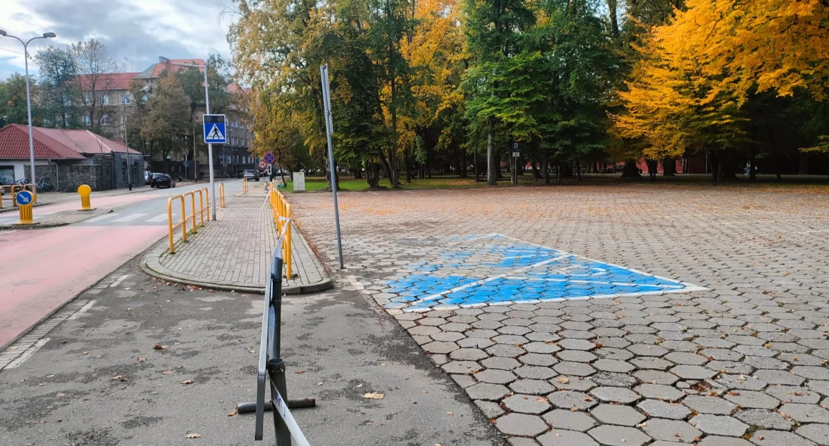 Opieka społeczna, Ratownicy trafią parking Powódź zniszczyła bazę - zdjęcie, fotografia