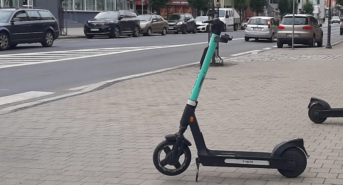 Policja , Pijany hulajnodze Pokonał chodnik - zdjęcie, fotografia