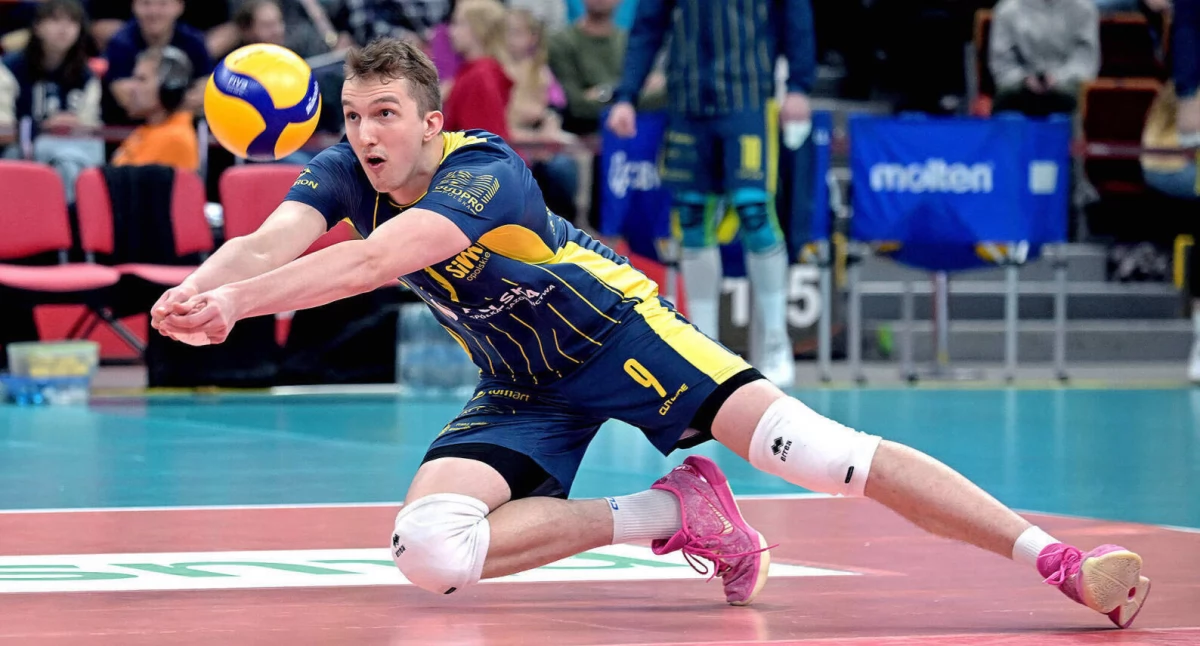 Trefl Gdańsk - PSG Stal Nysa 1:3. Piłkę przyjmuje Michał Gierżot (PSG Stal Nysa)