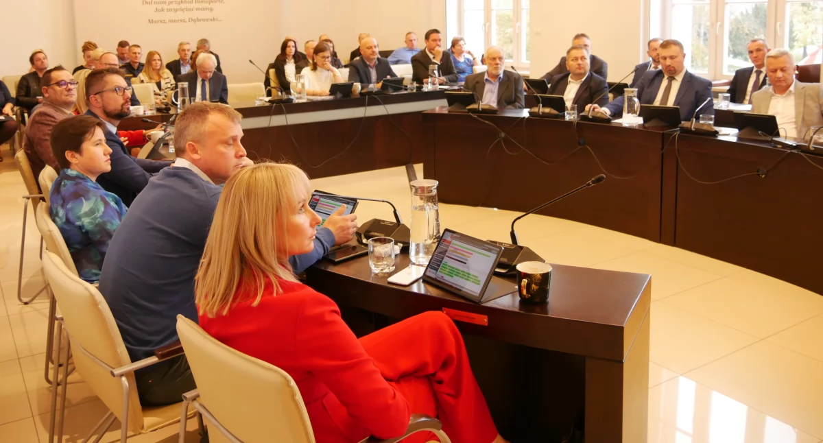 Kontrowersje, Radni Kolbiarza umorzyli straty Agencji Rozwoju Nysy  - zdjęcie, fotografia