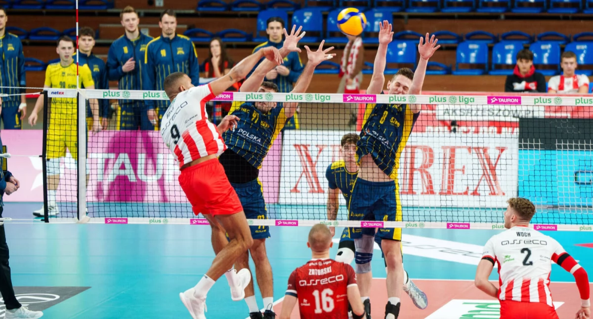 Asseco Resovia Rzeszów - PSG Stal Nysa 3:2. Stephen Boyer przebija się przez prawdziwy nyski blok, bowiem blok w wykonaniu wychowanków nyskiego klubu - Patryka Szczurka i Dominika Kramczyńskiego