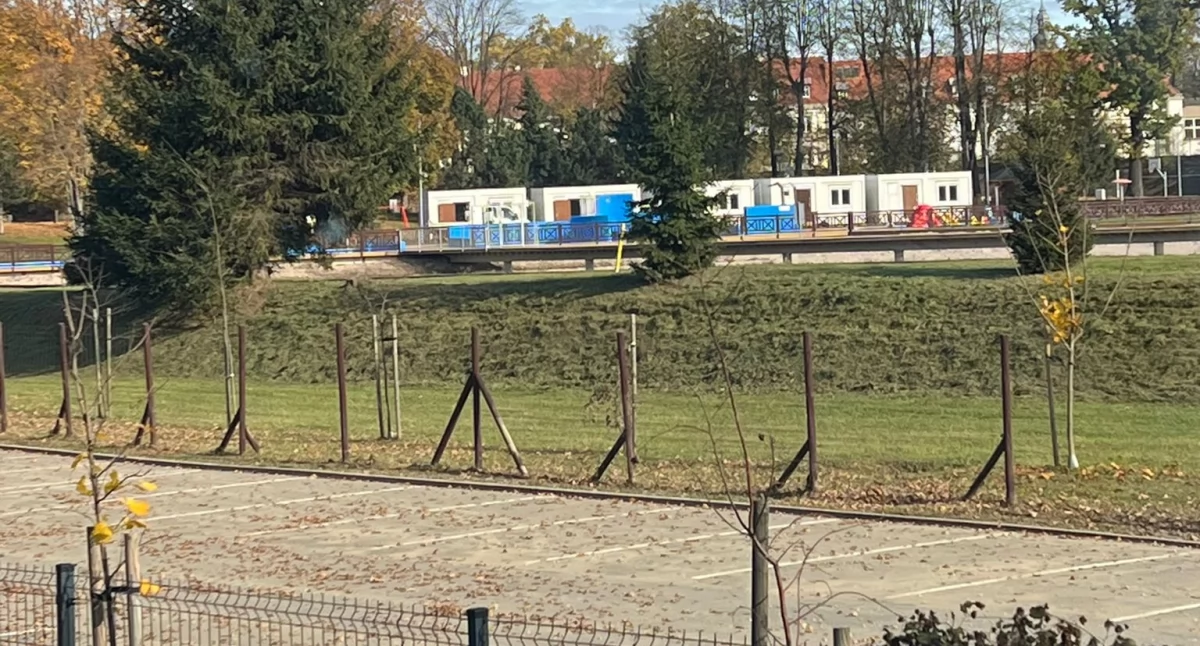 W ubiegłym tygodniu na teren kąpieliska przywieziono kontenery, w których będą stacjonować ratownicy 