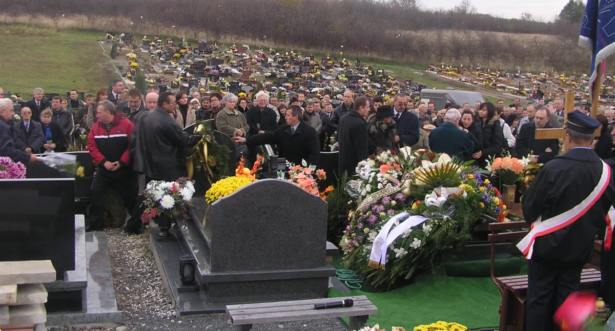 Opieka społeczna, Mniej zasiłków pogrzebowych - zdjęcie, fotografia