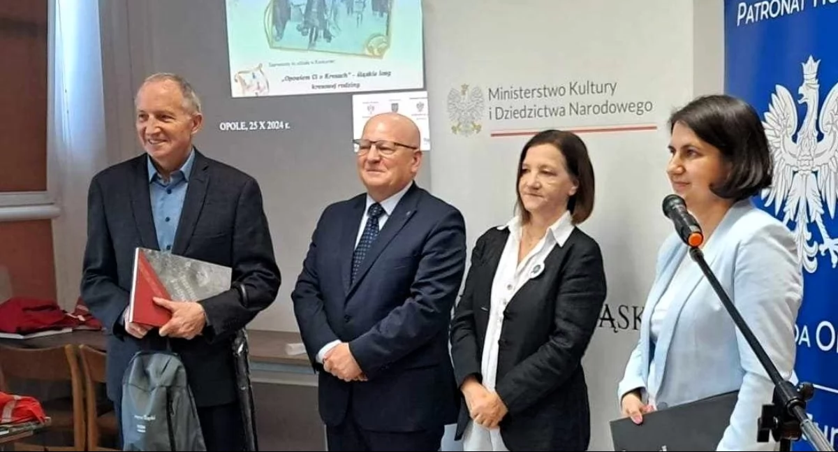 Jacek Szumański (pierwszy z lewej) odebrał nagrodę za wspomnienia swojego ojca