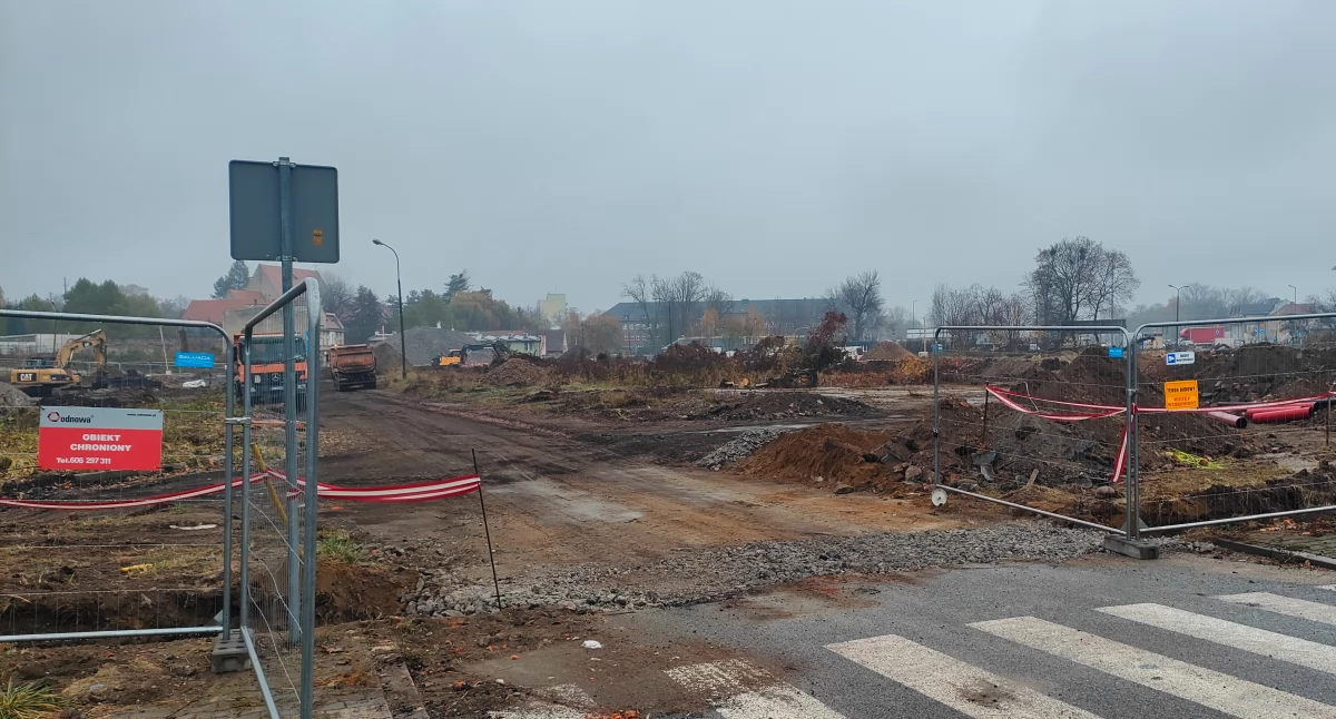 Samorząd, Budowa centrum handlowego byłym rozpoczęta  - zdjęcie, fotografia