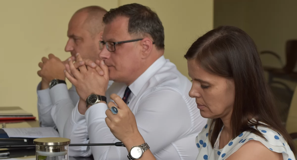 Samorząd, Gmina zamawia promocyjne szlafroki parasolki - zdjęcie, fotografia