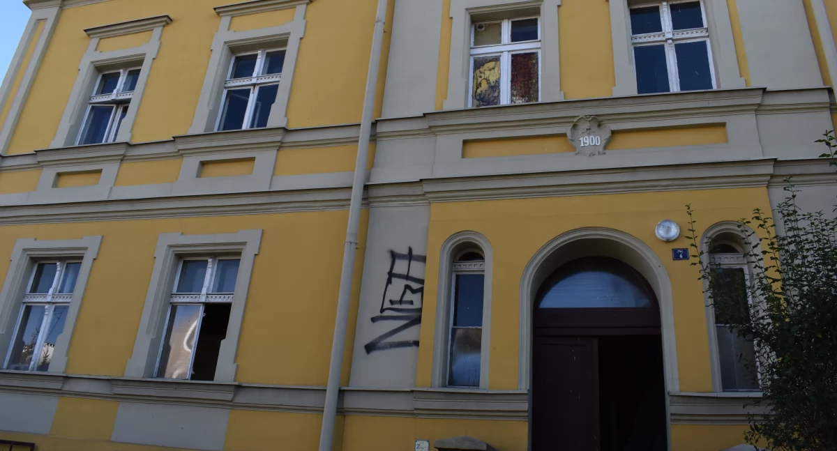 Kontrowersje, Zdewastowali kamienicę Gmina robi! - zdjęcie, fotografia