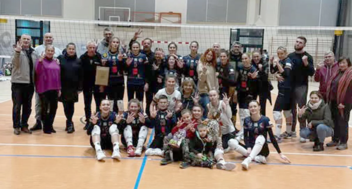 SPS Długołęka - NTSK PANS Komunalnik Nysa 0:3. Nyski zespół po meczu ze swoimi najwierniejszymi kibicami