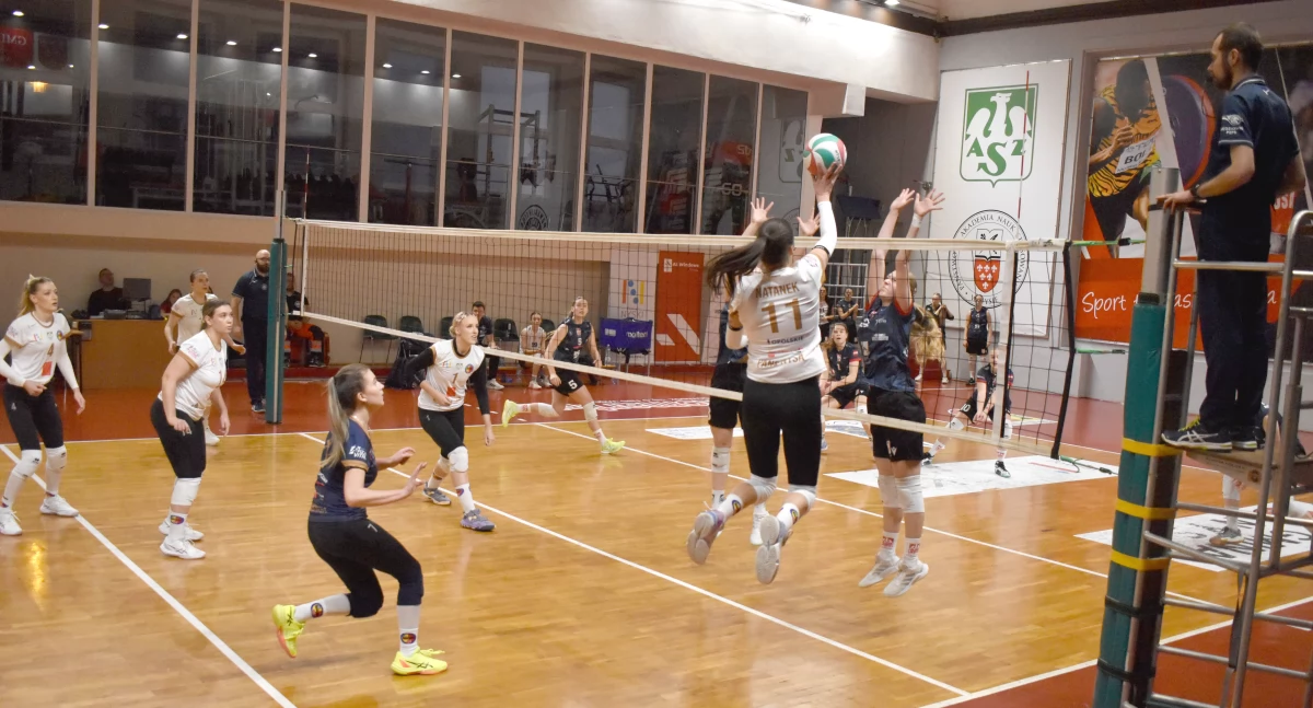 NTSK PANS Komunalnik Nysa - AZS AWF Wrocław 3:0. Karolina Natanek (nr 11) w swoim stylu zabawiła się z podwójnym blokiem AZS AWF Wrocław