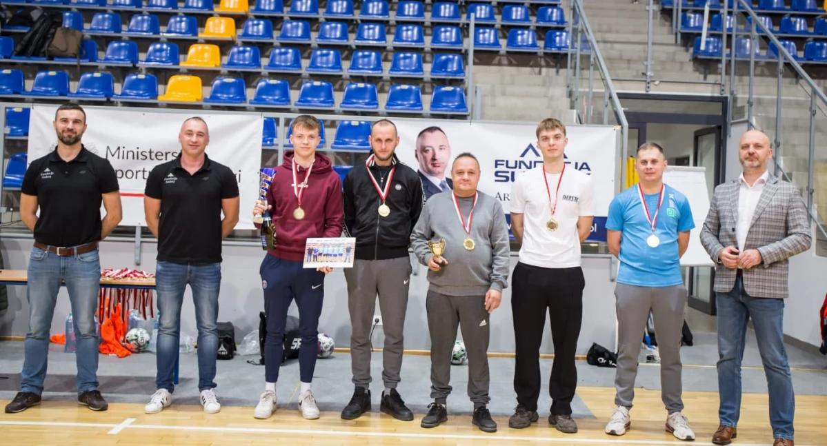 Mistrzowski zespół Duchy, organizatorzy tego turnieju Przemysław Kanarski i Artur Kloryga oraz Przewodniczący Rady Powiatu Nyskiego - Piotr Bobak