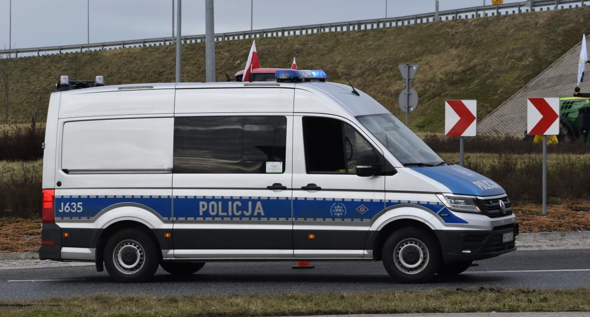 Policja , Pijany wjechał zaparkowany samochód - zdjęcie, fotografia