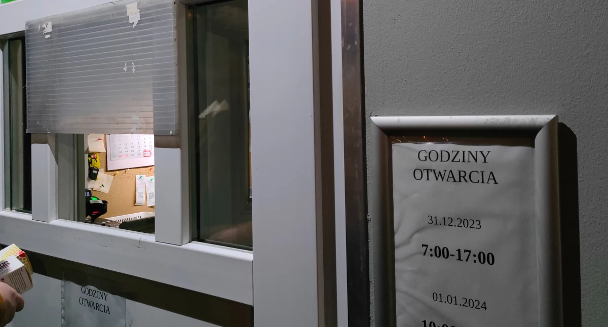 Opieka społeczna, Problem nocnym świątecznym dyżurem aptek Rozwiązania widać - zdjęcie, fotografia