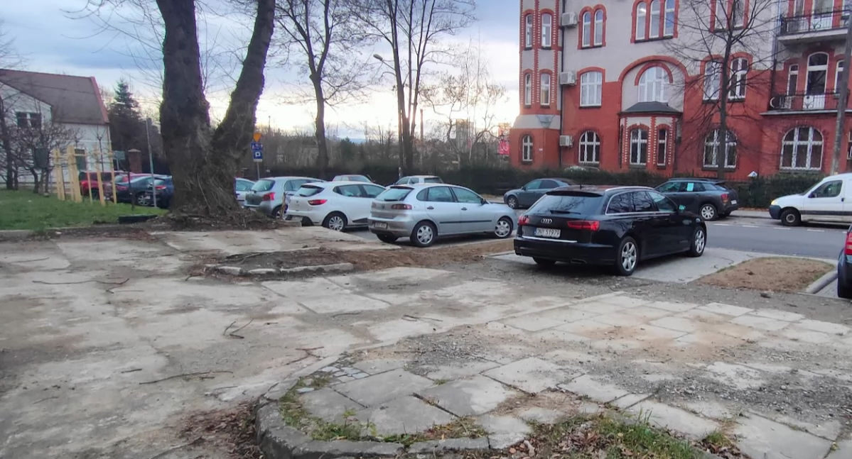 Samorząd, Fuszerka Kmicica Zostawili stare betonowe płyty  - zdjęcie, fotografia