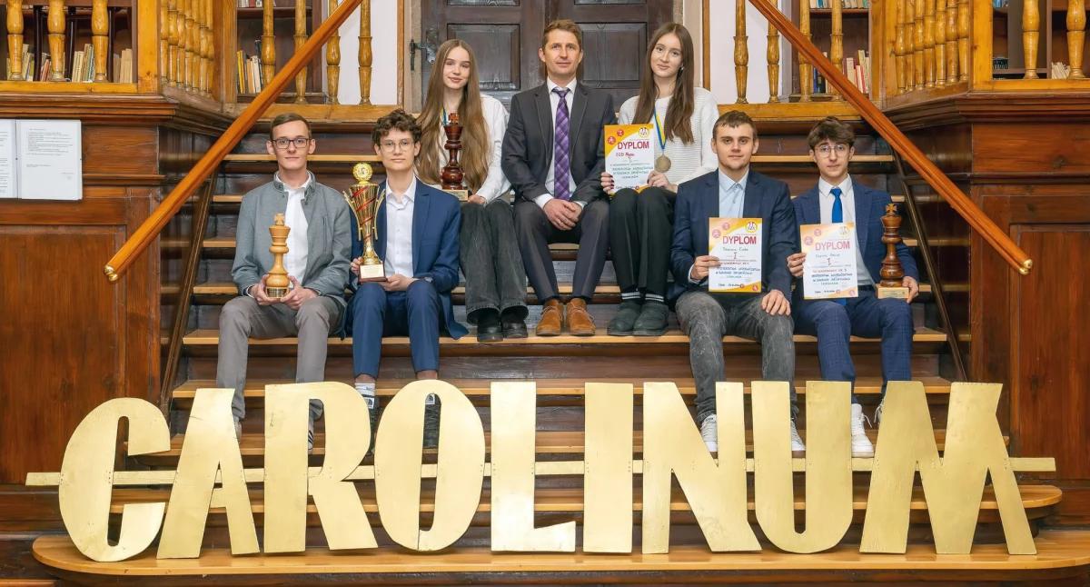Mistrzowie województwa „Carolinum” Nysa. W górnym rzędzie od lewej: Marta Opałka, opiekun drużyny - Bogusław Galla, Weronika Dobruk; w dolnym rzędzie od lewej: Dominik Filipiak, Piotr Jabłoński, Dominik Czak i Wiktor Galla