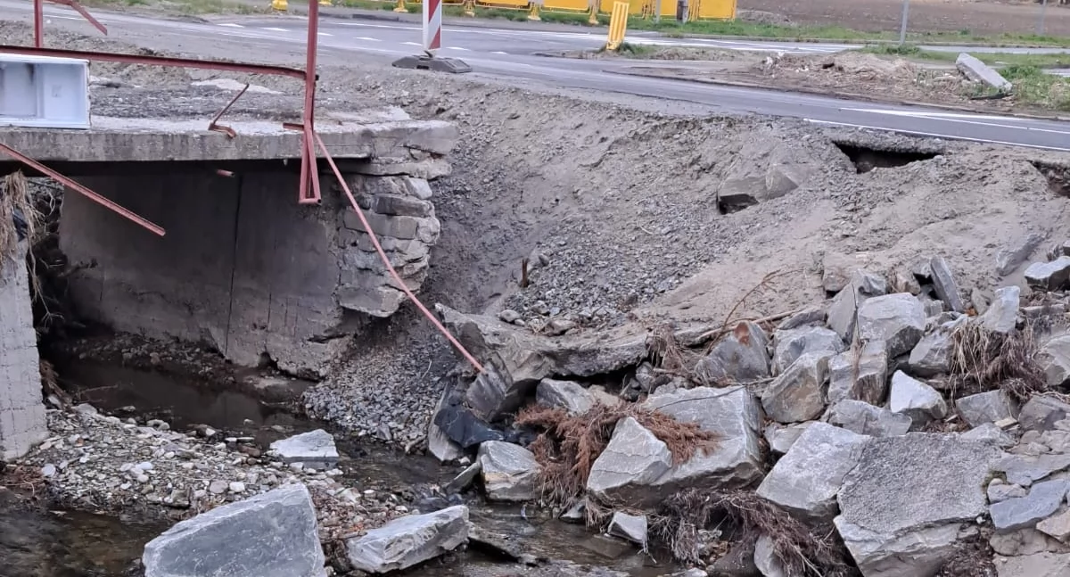 Interwencje, Mieszkańcy mostu pomocy Dramatyczna sytuacja powodzi - zdjęcie, fotografia