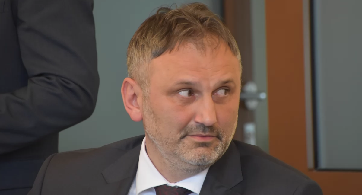 Rada Miasta, Radny Arkadiusz Kuglarz zwija - zdjęcie, fotografia