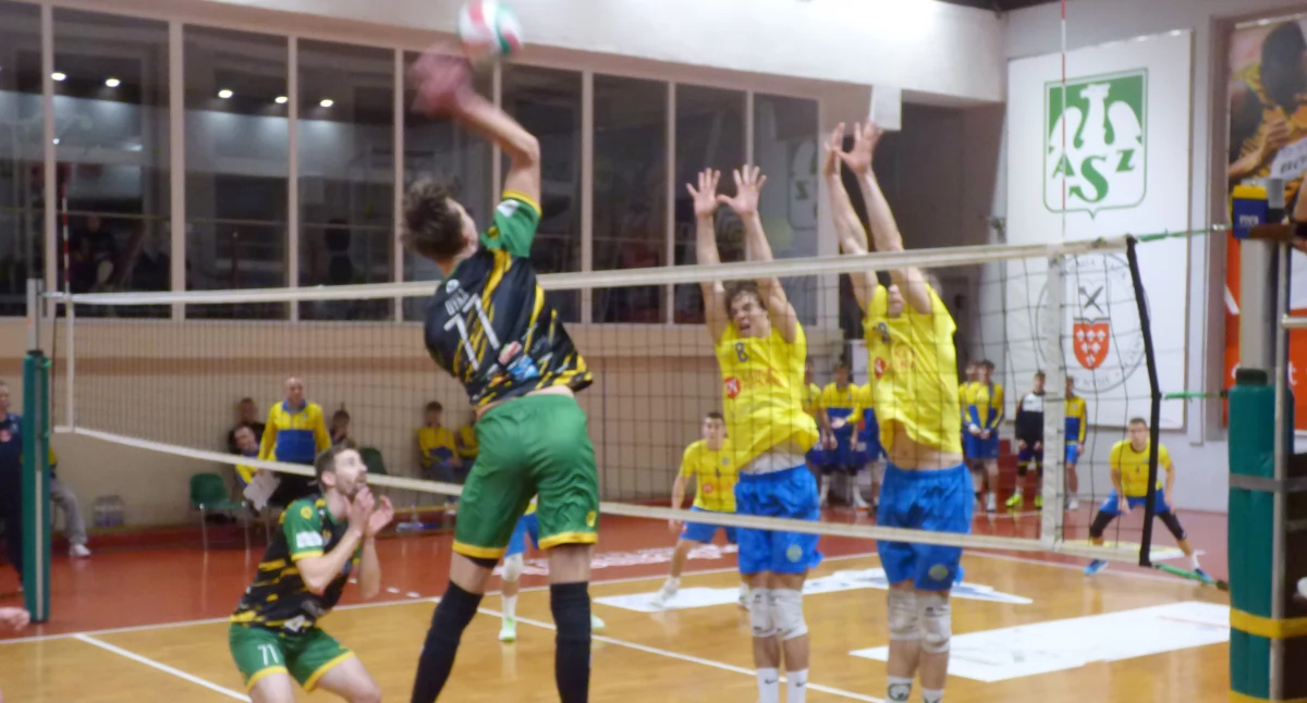 AS PANS Nysa - IM Rekord Volley Jelcz-Laskowice 2:3. Przez podwójny blok nyskiej drużyny przebija się Jędrzej Mackowiak