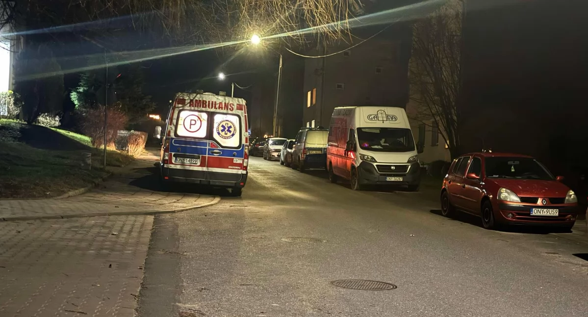 Policja , Mężczyzna nożami rzucił samochód - zdjęcie, fotografia