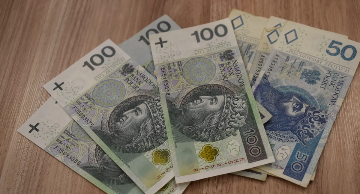 Samorząd, Jakie podwyżki otrzymali urzędnicy pracownicy gminnych spółek - zdjęcie, fotografia
