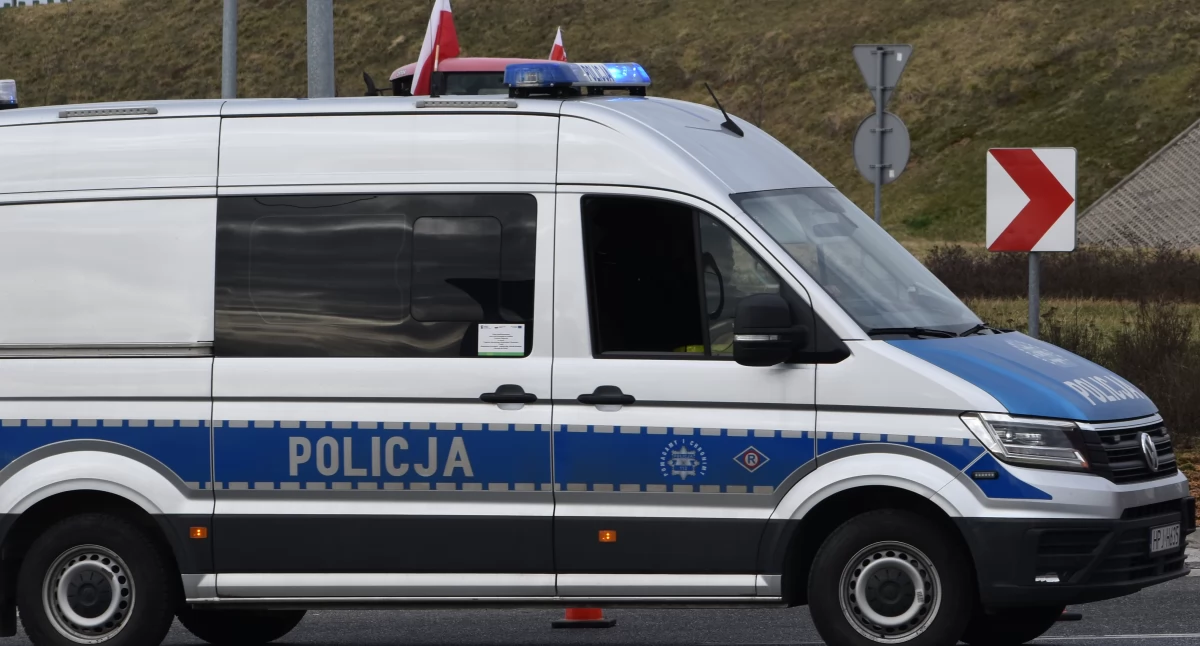 Policja , Pijany motorowerzysta uderzył zaparkowane uciekł - zdjęcie, fotografia