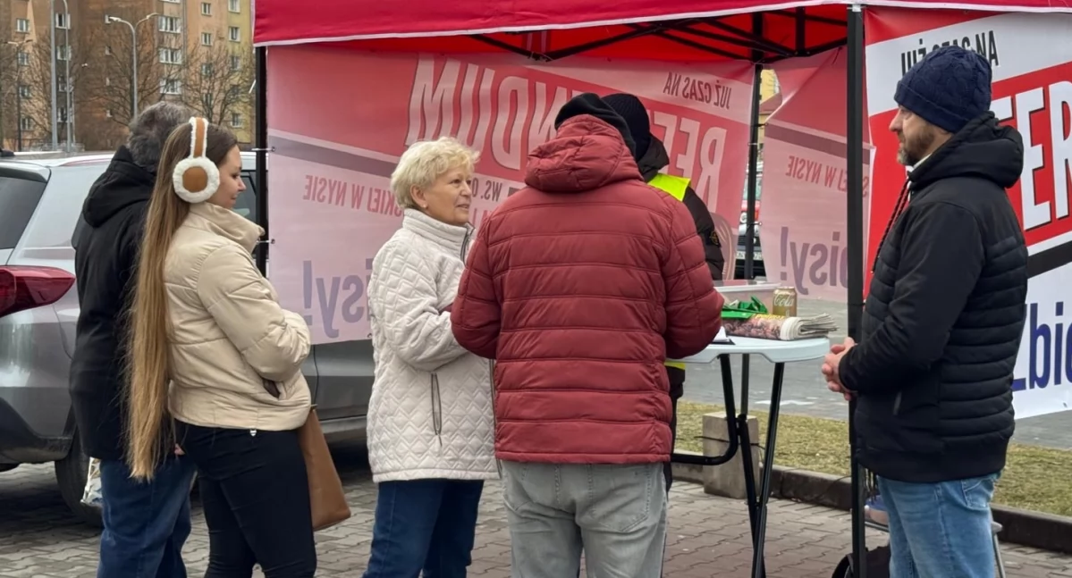 Komitet referendalny zbiera podpisy w różnych częściach miasta. Stałym punktem jest namiot referendalny na parkingu centrum handlowego Vendo Park 