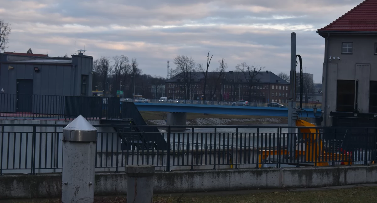 Kontrowersje, Budowa brakującego przęsła kładki elektrowni wodnej Przez działo - zdjęcie, fotografia