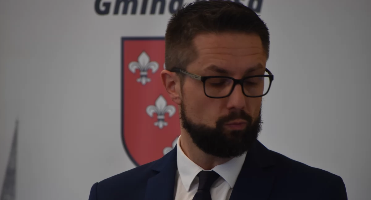 Kontrowersje, Radny Bogdanowski atakuje wyśmiewa swoja ofiarę - zdjęcie, fotografia