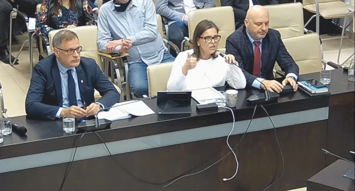 Samorząd, Wrzeszcząca wiceburmistrz Elwira Ślimak atakuje organizatorów referendum radnych opozycji - zdjęcie, fotografia