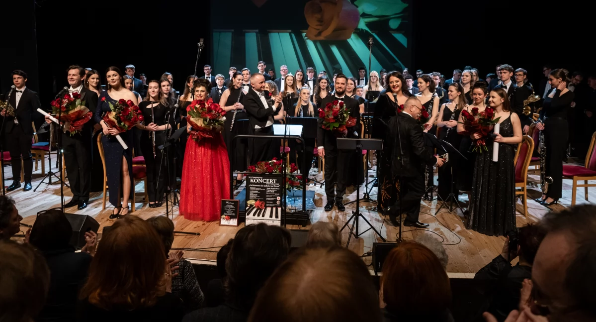 Koncerty, Charytatywny Koncert Noworoczny Wywiad Antonim Hasenbeckiem organizatorem wydarzenia któego dochód trafia charytatywne - zdjęcie, fotografia