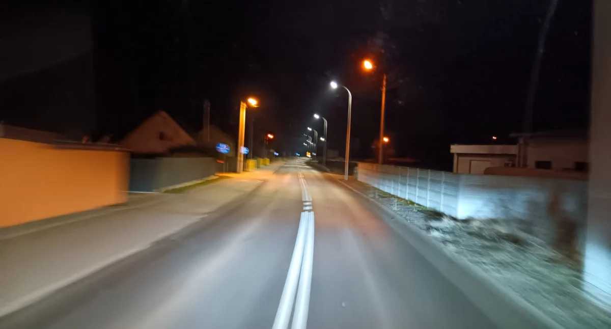 Nocą świecą się stare i nowe latarnie 