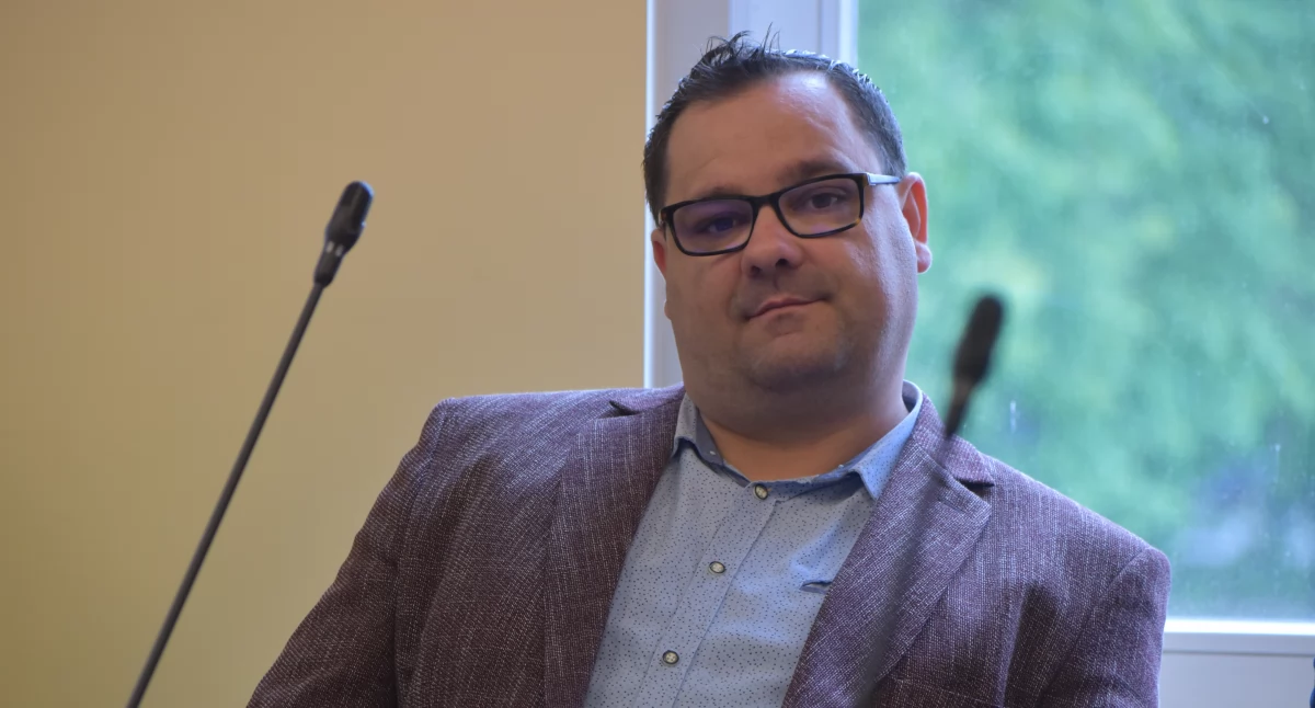  Sołtys Damian Kwiatkowski jest jednocześnie radnym komitetu burmistrza Kordiana Kolbiarza i pracownikiem gminnej spółki ARN