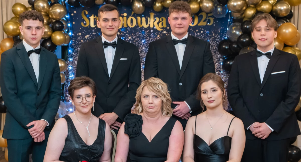 Studniówka 2025, Studniówka Technikum Informatyczne Otmuchowie klasa - zdjęcie, fotografia