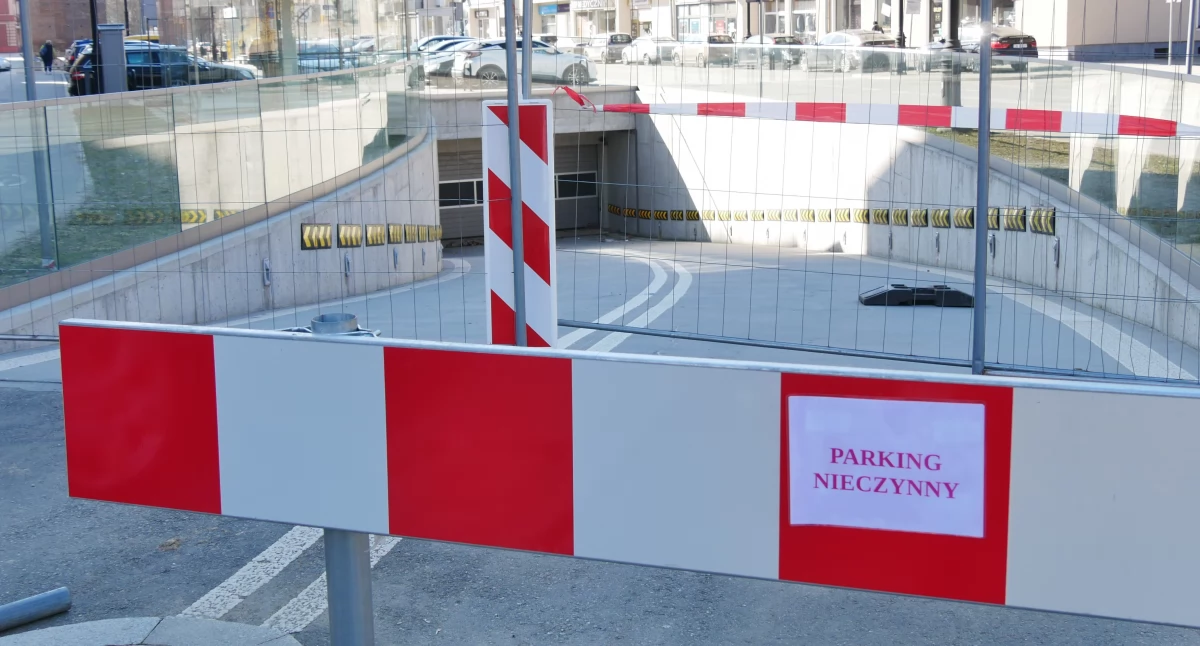 Powiat Nyski, Problemy parkingiem podziemnym na Piastowskiej - zdjęcie, fotografia