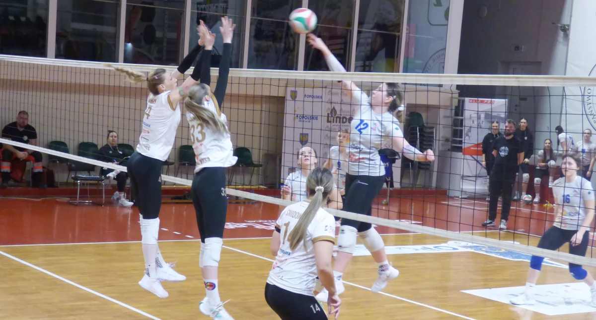 NTSK PANS Komunalnik Nysa - MUKS Sari Żory 3:1. Wiktoria Kubas przebija się przez podwójny blok Anny Kurek i Ingi Chlipały (numer 33)