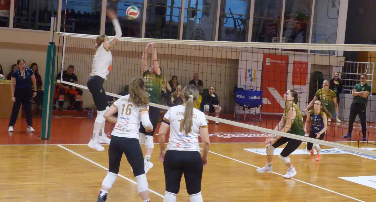 NTSK PANS Komunalnik Nysa - SPS Długołęka 3:0. Dynamiczny atak Anny Kurek wysoko ponad blokiem rywalki