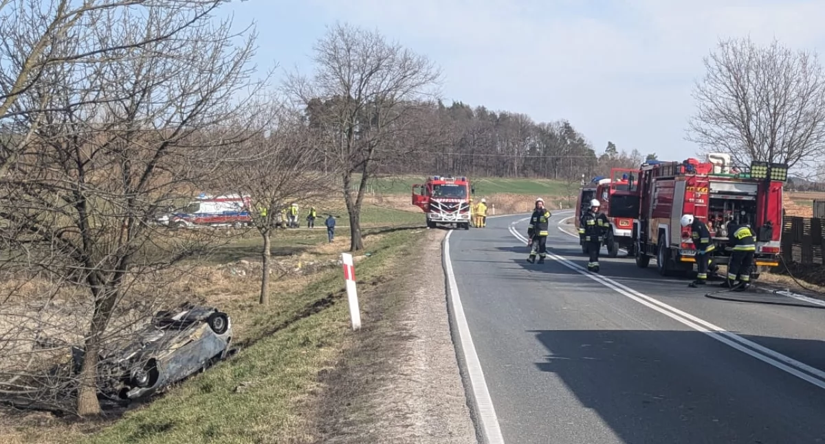 Wypadki, Dachowanie pożar samochodu krajowej - zdjęcie, fotografia