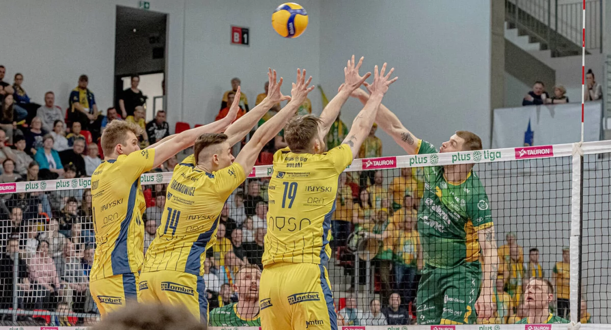 PSG Stal Nysa - Aluron CMC Warta Zawiercie 0:3. Bartosz Kwolek przebija się przez potrójny blok PSG Stal Nysa