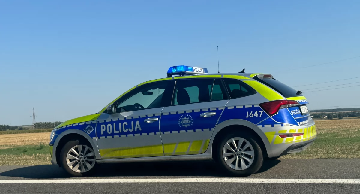 Policja , letni mężczyzna uratowany przez policję Stał barierkami mostu - zdjęcie, fotografia