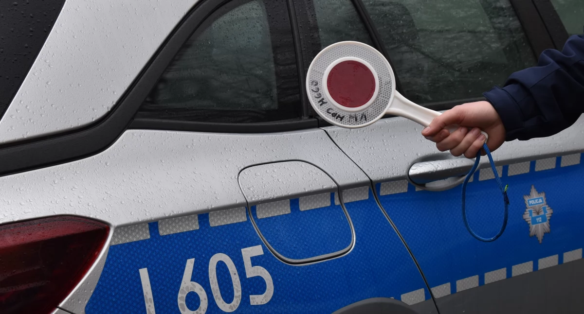 Policja , Uszkodziła samochody rozpaczy poszła napić - zdjęcie, fotografia