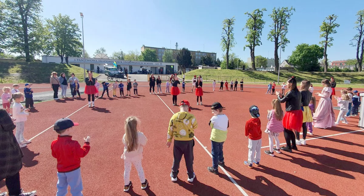 Najmłodsi mieszkańcy Nysy na stadionie, który zamierzał zmienić na blokowisko ślimaczysko nasz burmistrz 