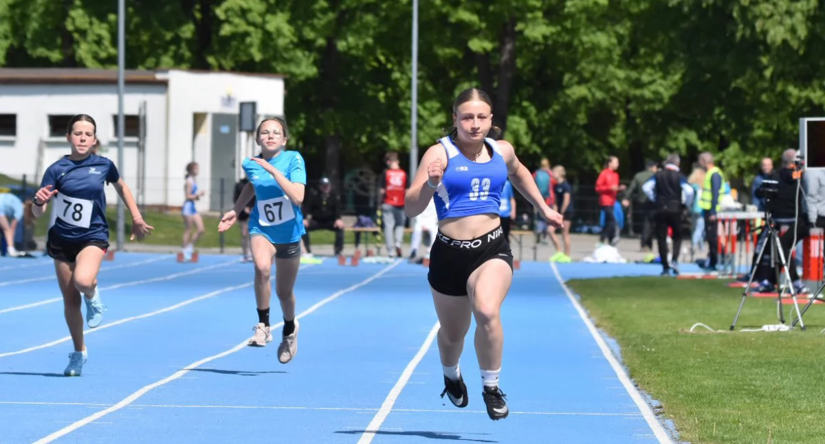 Milena Breś (pierwsza z prawej) w biegu sprinterskim na dystansie 100 metrów
