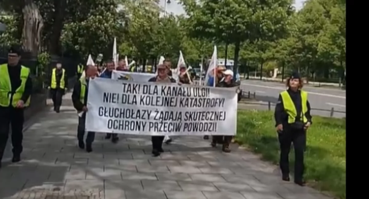 Kontrowersje, chcą kolejnej powodzi Pojechali Warszawę - zdjęcie, fotografia