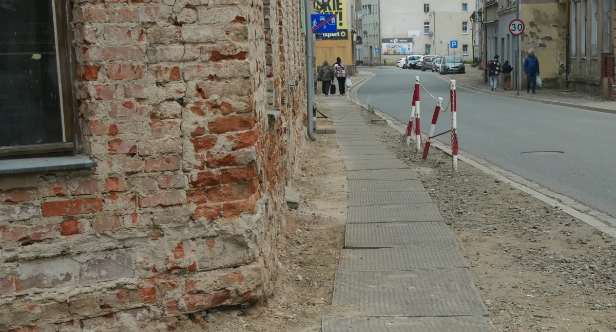 Kontrowersje, Głuchołazy Symbol odbudowy nieudolności - zdjęcie, fotografia