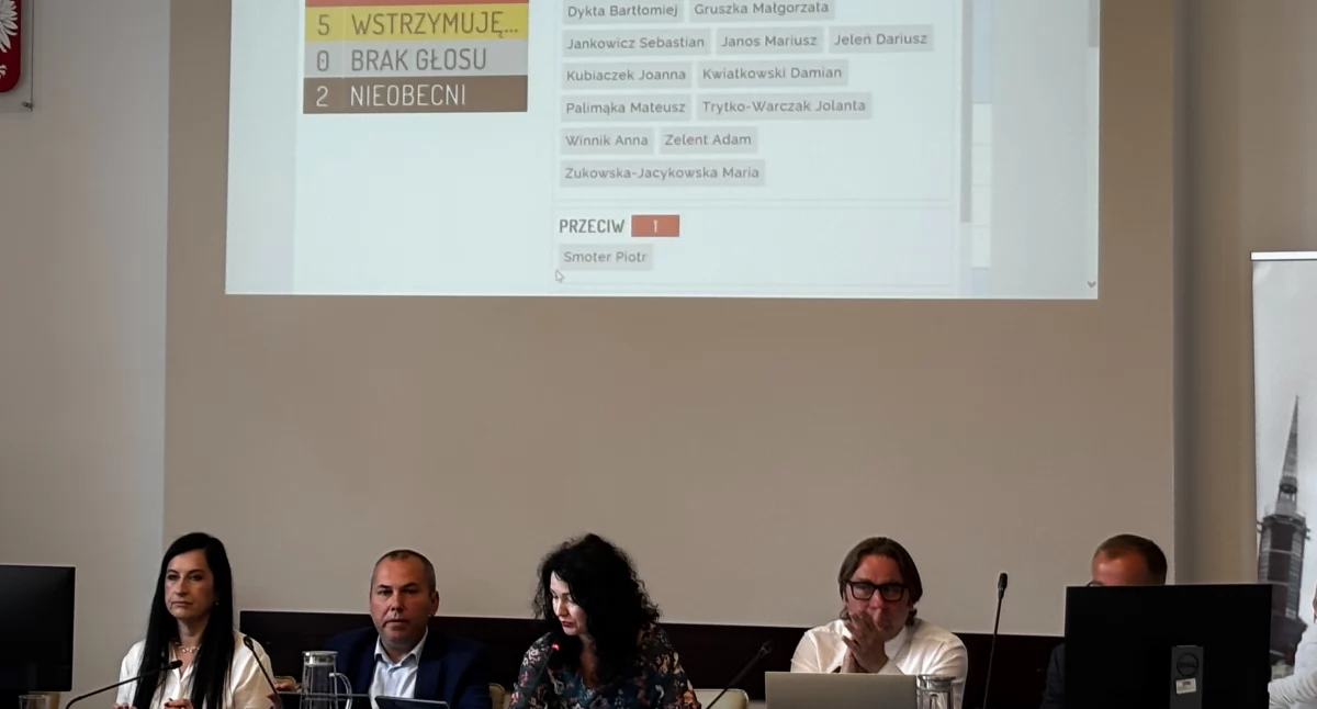 Samorząd, Mieszkańców ubywa burmistrz otrzymał wotum zaufania - zdjęcie, fotografia