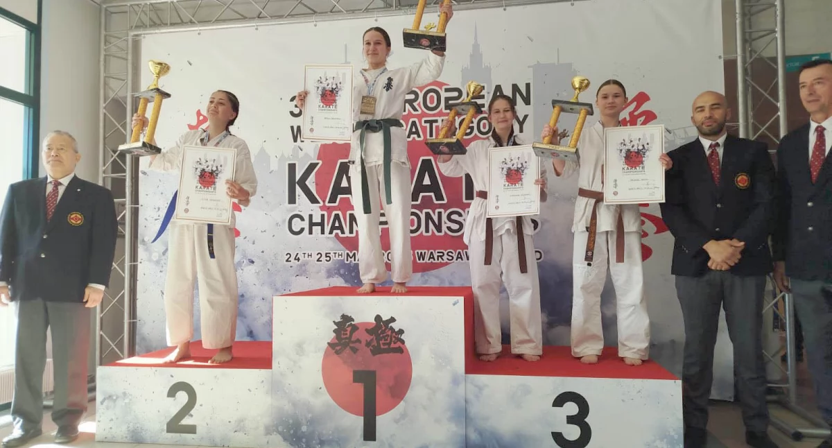 Aleksandra Rajkowska (trzecia z lewej) na medalowym podium